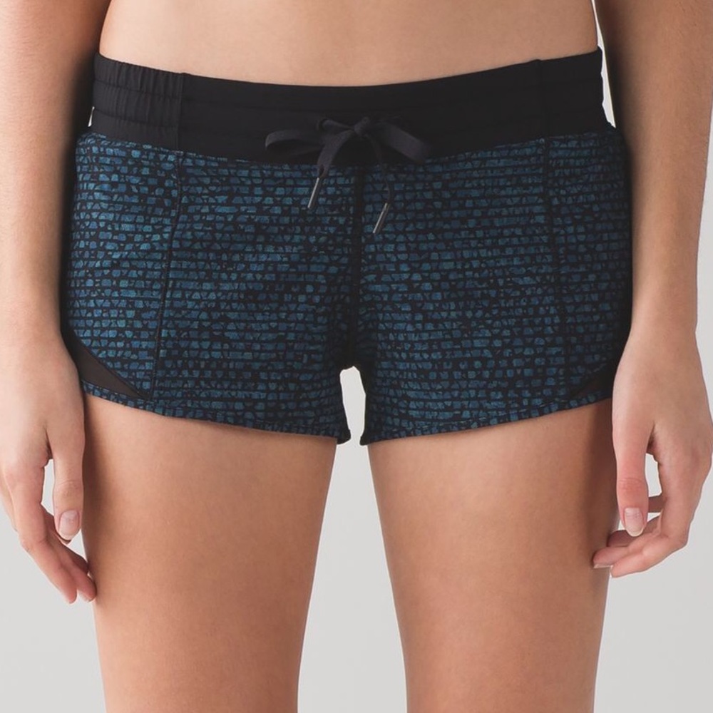Lululemon Hotty Hot Short *2 1/2”